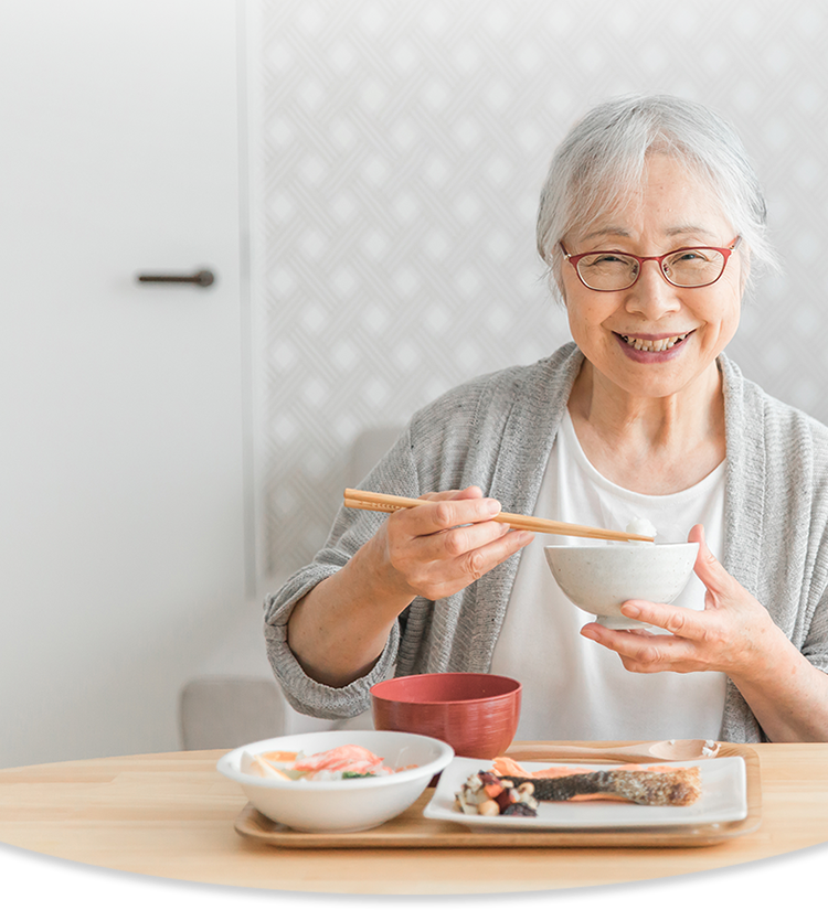食事を楽しむ女性